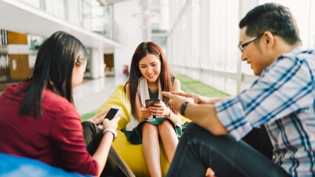 THEGETSMARTBLOG.COM – Media Sosial : Koneksi atau Ketergantungan?