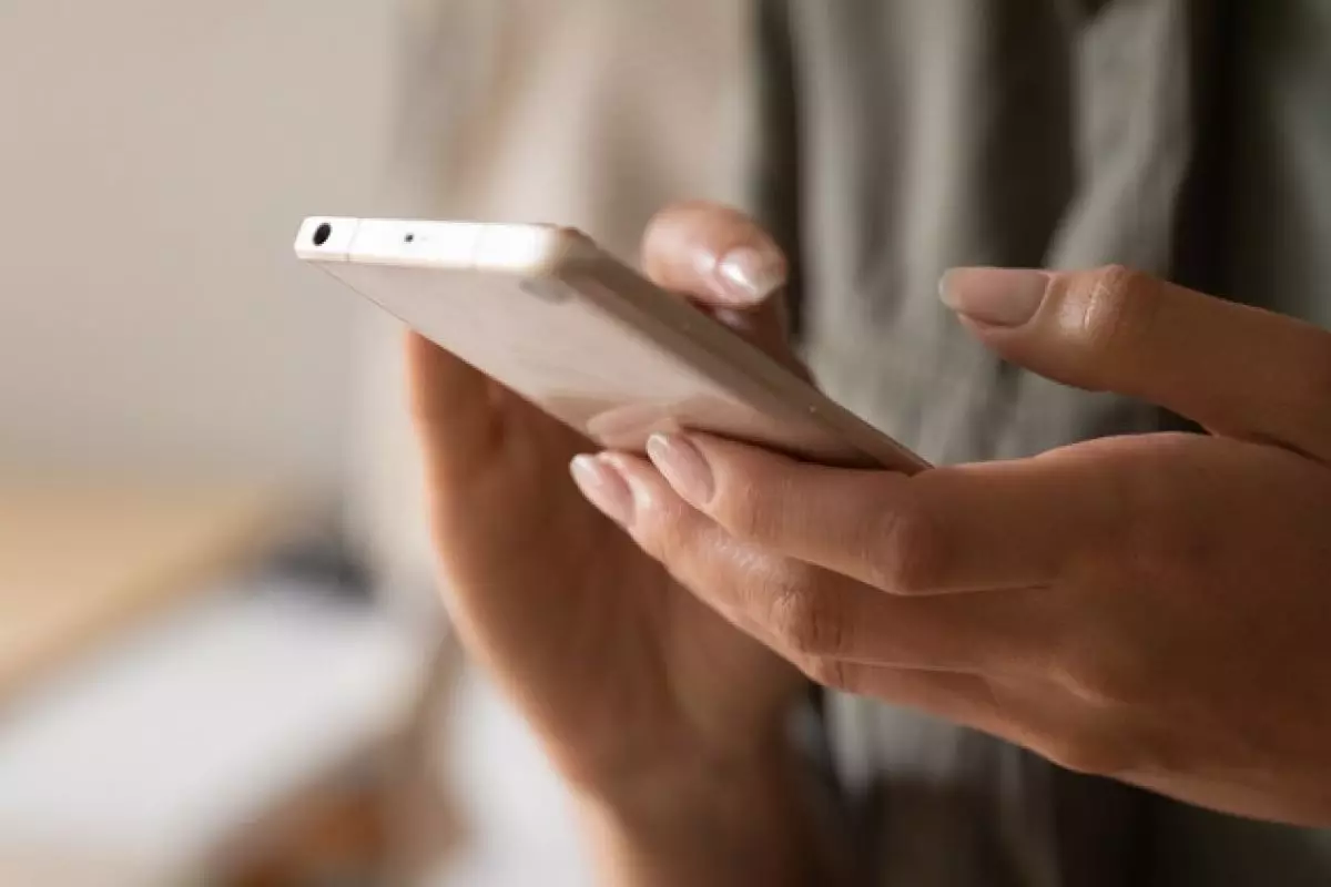 THEGETSMARTBLOG.COM – Kenapa Kita Suka Mengecek HP Tanpa Alasan? Ternyata ini penjelasannya!